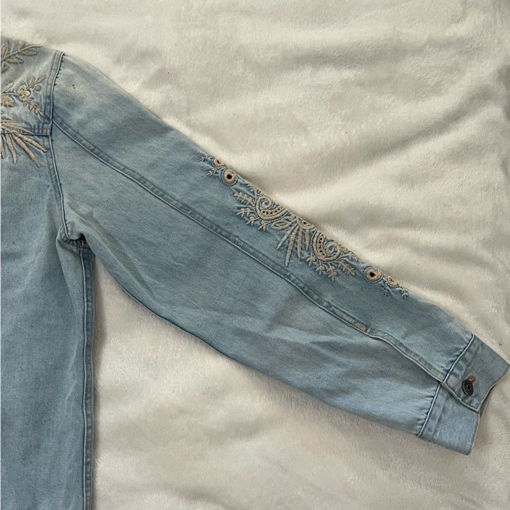 Johnny Was Workshop Embroidered Light Wash Denim Jean Jacket - Picture 7 of 13